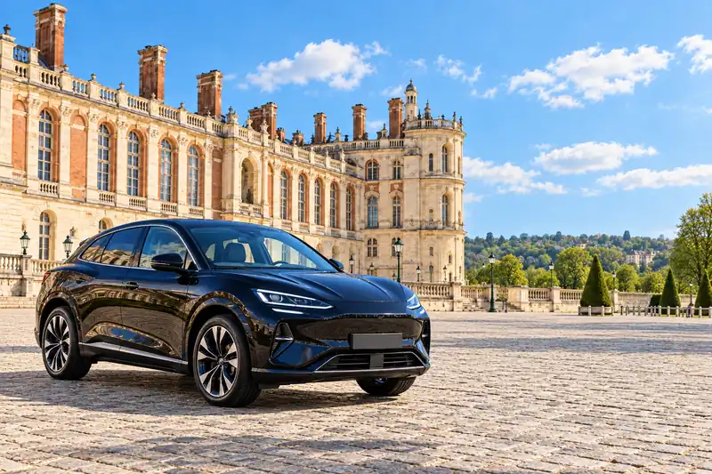 Taxi Saint-Germain-en-Laye : la BYD Sealion 7 noire de PeaceDrive VTC devant le château, en plein jour